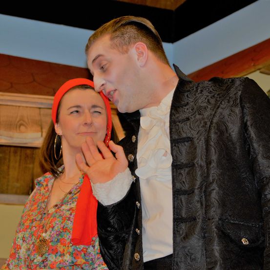 Bild enthält, Coat, Jacket, Blazer, Person, Portrait, Adult, Male, Man, Hat, Cap