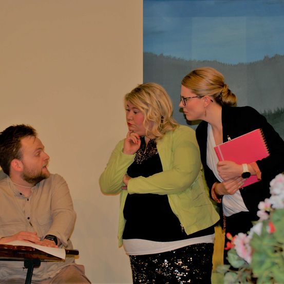 Bild enthält, Flower, Flower Arrangement, Flower Bouquet, People, Person, Adult, Female, Woman, Wristwatch, Man