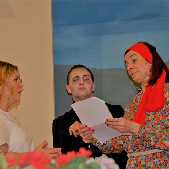 Bild enthält, Flower, Flower Arrangement, People, Person, Flower Bouquet, Adult, Female, Woman, Blouse, Ring