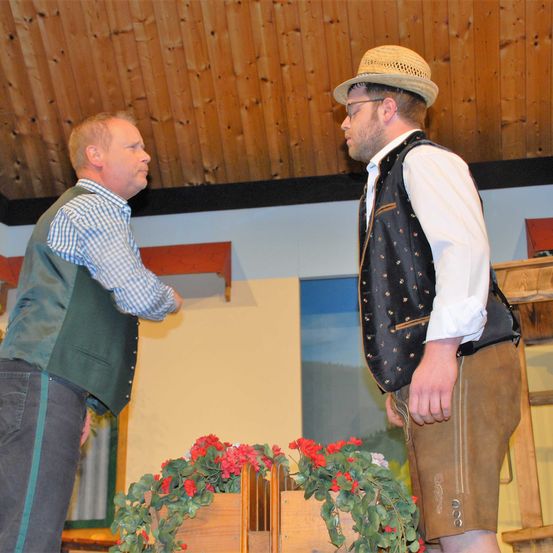 Bild enthält, Potted Plant, Pants, Flower, Flower Arrangement, Planter, Wood, Flower Bouquet, Hat, Shirt, Person