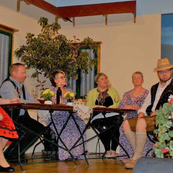 Bild enthält, Flower, Flower Arrangement, Potted Plant, Flower Bouquet, Dress, Adult, Female, Person, Woman, Hat