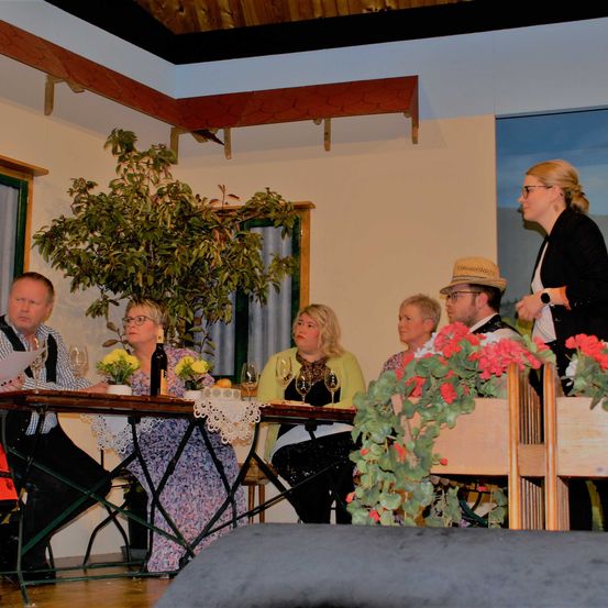 Bild enthält, Potted Plant, Flower, Flower Arrangement, Flower Bouquet, Wood, Adult, Female, Person, Woman, Plywood