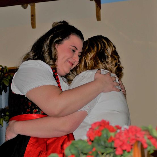 Bild enthält, Potted Plant, Flower, Flower Arrangement, Rose, Flower Bouquet, Person, Portrait, Dress, Adult, Woman