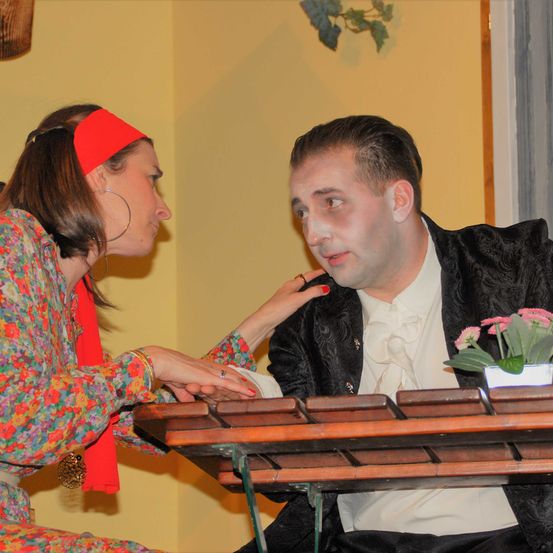 Bild enthält, Flower, Flower Arrangement, Flower Bouquet, Coat, Jacket, Adult, Female, Person, Woman, Potted Plant