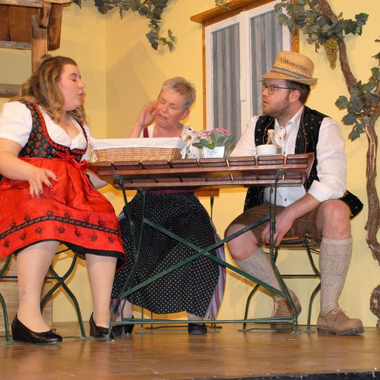 Bild enthält, Lady, Person, Wood, Potted Plant, Adult, Male, Man, Female, Woman, Dress