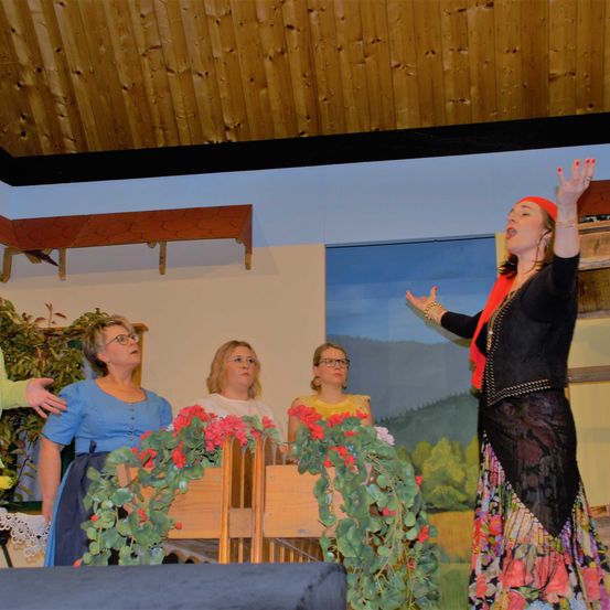 Bild enthält, Dress, Adult, Female, Person, Woman, Flower, Flower Arrangement, Dancing, Glasses, Evening Dress