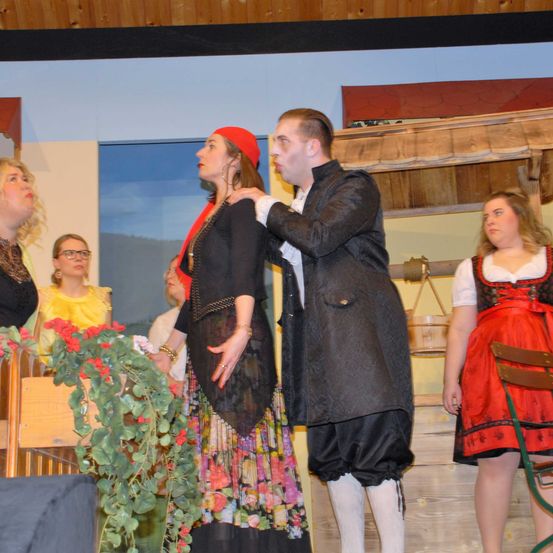 Bild enthält, Dress, Potted Plant, Flower Arrangement, Flower Bouquet, Skirt, Formal Wear, Coat, Adult, Person, Woman