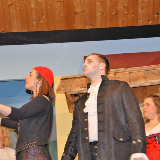 Bild enthält, Cap, Hat, Coat, Jacket, Baseball Cap, Adult, Female, Person, Woman, Pants