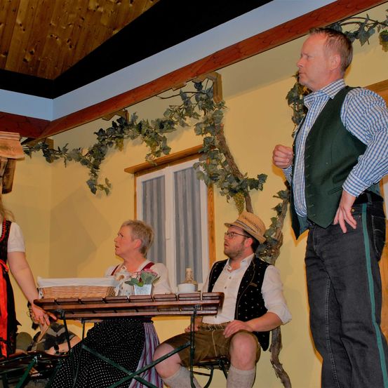 Bild enthält, Dress, Formal Wear, Wood, Adult, Male, Man, Person, Female, Woman, Evening Dress