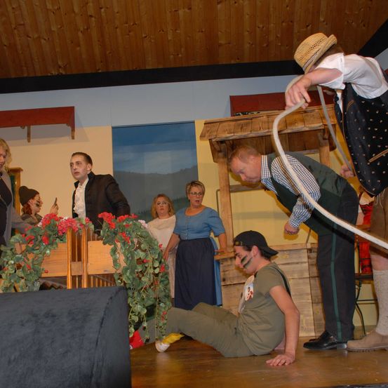 Bild enthält, Couch, Wood, Living Room, Flower Arrangement, Potted Plant, Plywood, Adult, Female, Person, Woman