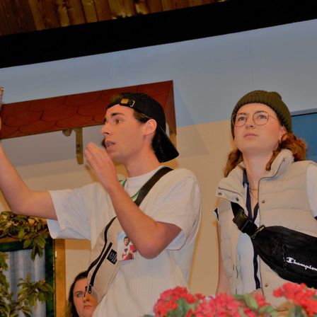 Bild enthält, Finger, Person, Flower Arrangement, People, Adult, Female, Woman, Cap, Hat, Flower Bouquet