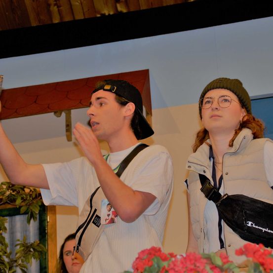 Bild enthält, Finger, Person, Flower Arrangement, People, Adult, Female, Woman, Cap, Hat, Flower Bouquet