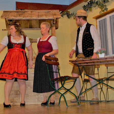 Bild enthält, Dress, Wood, Skirt, Floor, Flooring, Adult, Male, Man, Person, Formal Wear