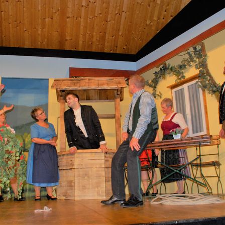 Bild enthält, Wood, Plywood, Potted Plant, Floor, Flooring, Adult, Female, Person, Woman, Pants