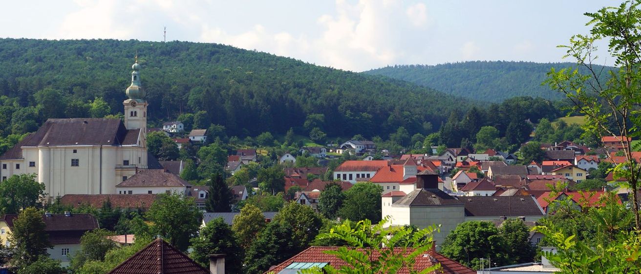 Bild enthält, Nature, Outdoors, Countryside, Landscape, Scenery, Rural, Village, Building, Vegetation, Tree