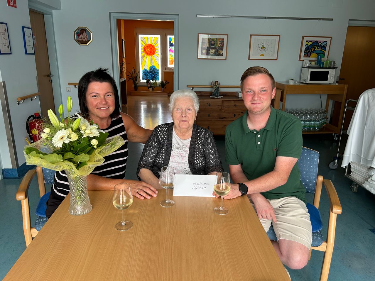 Bild enthält, Dining Room, Dining Table, Flower, Flower Arrangement, Table, Flower Bouquet, Photography, Portrait, Potted Plant, Wood