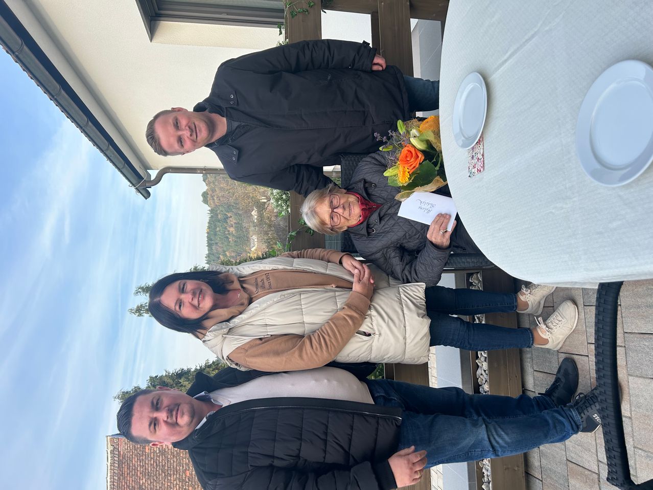 Bild enthält, Flower, Flower Arrangement, Flower Bouquet, Coat, Formal Wear, Suit, Blazer, Jacket, Man, Person