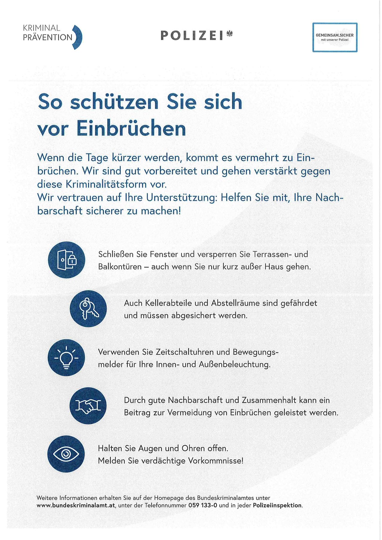 Das Bild zeigt ein Plakat mit der Überschrift 'So schützen Sie sich vor Einbrüchen'. Es erwähnt, dass mit kürzer werdenden Tagen die Einbruchsfälle zunehmen. Das Plakat versichert, dass sie gut vorbereitet sind und bittet um Unterstützung der Gemeinschaft, um die Nachbarschaft sicherer zu machen. Es gibt Tipps wie das Verschließen von Türen, das Sichern von Fenstern und die Verwendung von Zeitschaltuhren für Lichter.