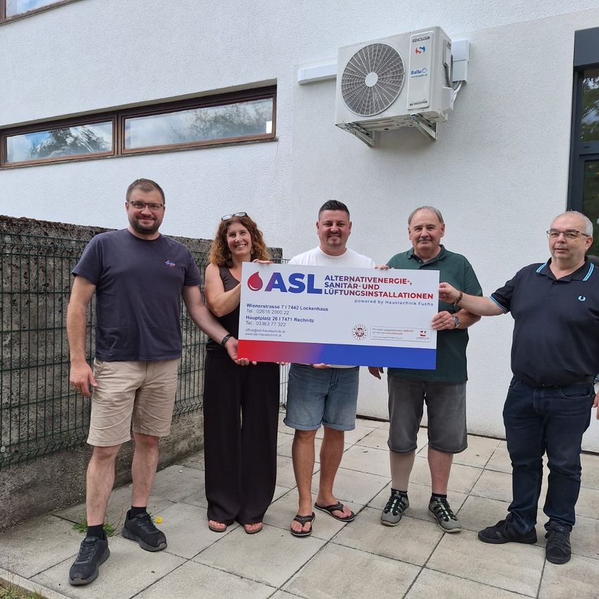 ASL-Mitarbeiter halten Schild für Sanitär- und Lüftungsinstallationen in Rechnitz
