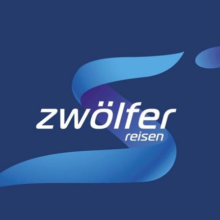 Das blaue Logo von Zwolfer Reisen auf blauem Hintergrund. Das Logo zeigt ein stilisiertes 'Z' mit dem Wort 'wolfer' in Weiß, gefolgt von 'reisen' darunter in Weiß.