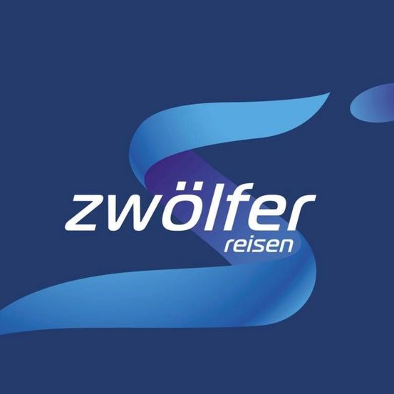 Das blaue Logo von Zwolfer Reisen auf blauem Hintergrund. Das Logo zeigt ein stilisiertes 'Z' mit dem Wort 'wolfer' in Weiß, gefolgt von 'reisen' darunter in Weiß.