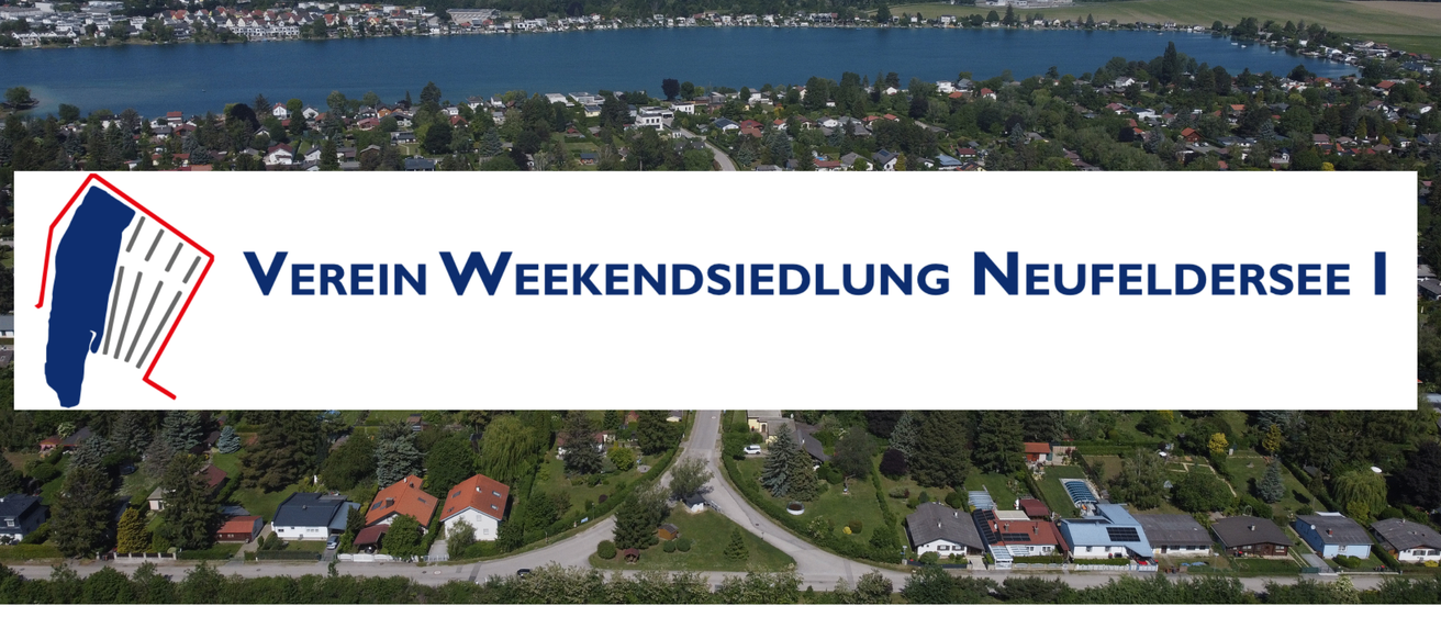 Luftaufnahme eines Sees mit Häusern, Bäumen und Windrädern. Der Text lautet 'Verein Wochenendesiedlung Neufeldersee I'.
