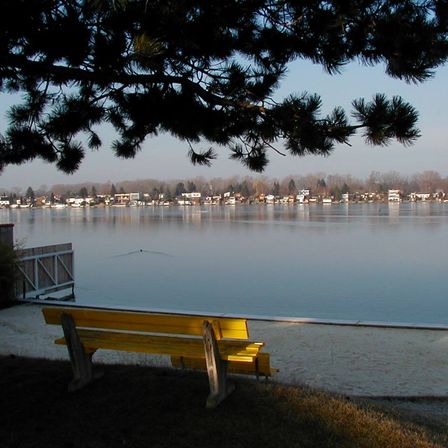 Bild enthält, Nature, Outdoors, Scenery, Water, Waterfront, Bench, Furniture, Lakefront, Lake, Port