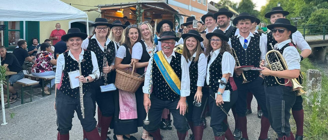 Bild enthält, People, Person, Adult, Male, Man, Baton, Wristwatch, Shorts, Glasses, Face