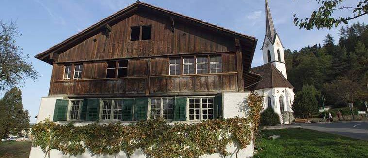 Bild enthält, Building, Cottage, Housing, Monastery, Spire, Nature, Outdoors, Grass, Person, Villa