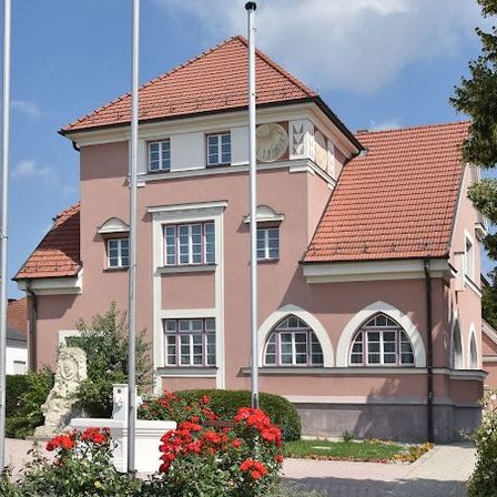 Bild enthält, House, Housing, Villa, Bench, Potted Plant, Roof, Grass, Cottage