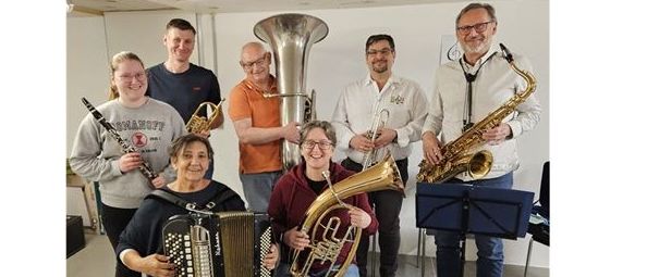 Bild enthält, Adult, Male, Man, Person, Group Performance, Music Band, Shoe, Boy, Teen, Glasses