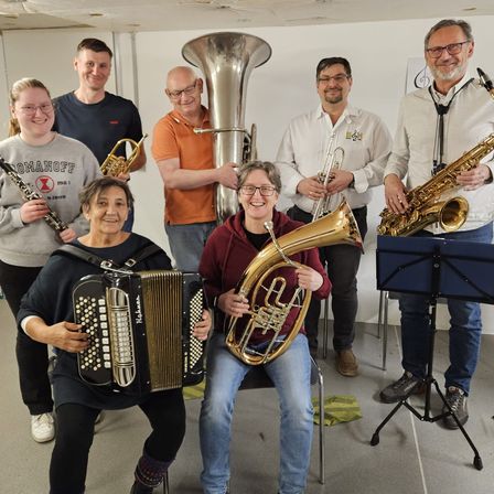 Bild enthält, Adult, Female, Person, Woman, Male, Man, Group Performance, Music Band, Musical Instrument, E-scooter