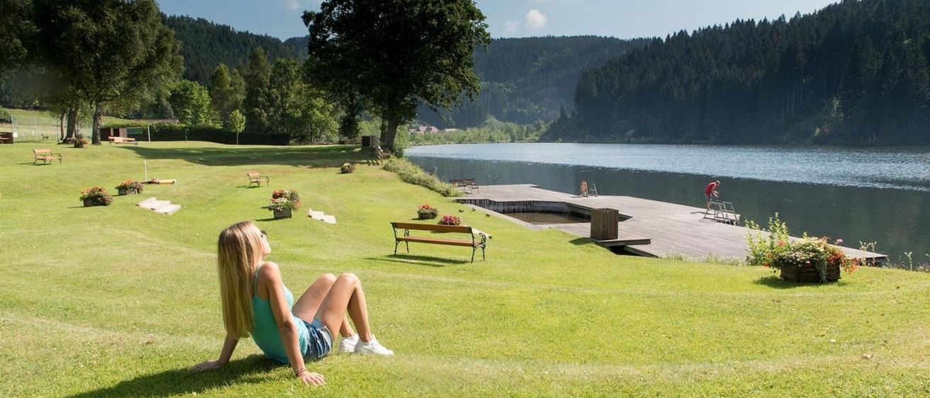 Bild enthält, Nature, Outdoors, Scenery, Grass, Park, Female, Girl, Person, Teen, Lakefront