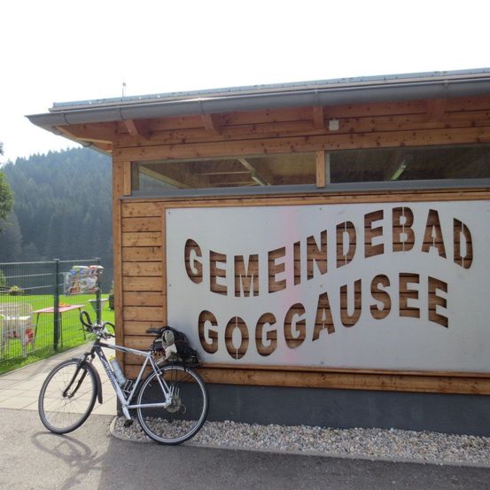 Bild enthält, Outdoors, Shelter, Machine, Wheel, Bicycle, Transportation, Vehicle, Wood, Indoors, Interior Design