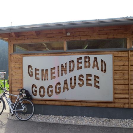 Bild enthält, Outdoors, Shelter, Machine, Wheel, Bicycle, Transportation, Vehicle, Wood, Indoors, Interior Design