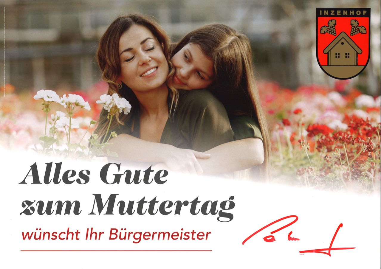 Eine Mutter und Tochter umarmen sich in einer blühenden Umgebung, mit einer bürgermeisterlichen Botschaft auf Deutsch.