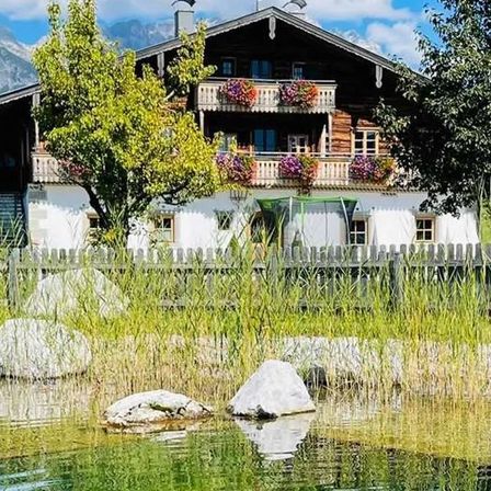 Bild enthält, Nature, Outdoors, Scenery, Yard, Countryside, Rural, Village, Picket Fence, Building