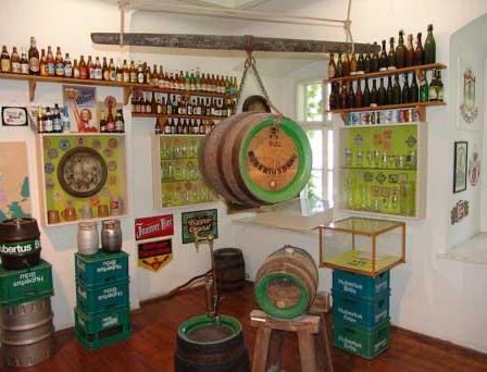 Bild enthält, Architecture, Building, Factory, Person, Brewery, Alcohol, Beverage