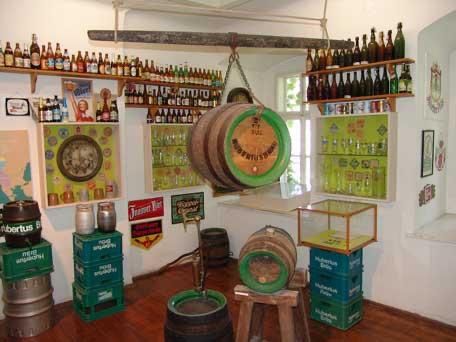 Bild enthält, Architecture, Building, Factory, Person, Brewery, Alcohol, Beverage