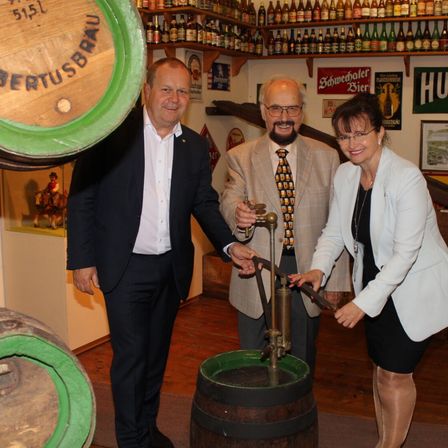 Bild enthält, Adult, Male, Man, Person, Glasses, Tie, Factory, Alcohol, Pen, Wood