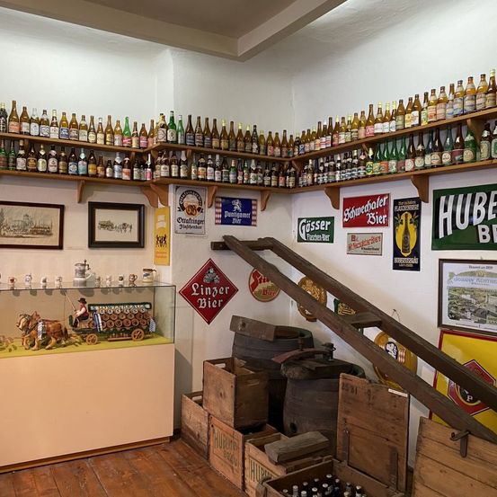 Bild enthält, Architecture, Building, Factory, Bar, Person, Box, Indoors