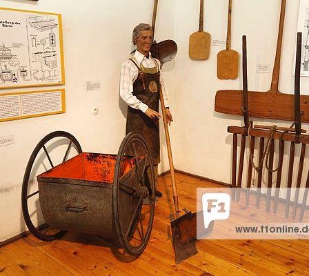 Bild enthält, Adult, Male, Man, Person, Machine, Wheel, Wood, Cleaning, Indoors