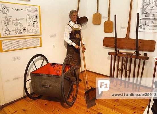 Bild enthält, Adult, Male, Man, Person, Machine, Wheel, Wood, Cleaning, Indoors