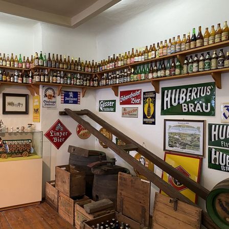 Bild enthält, Architecture, Building, Factory, Person, Bar, Indoors, Box