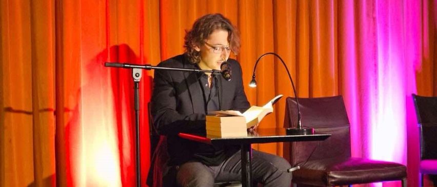 Bild enthält, Crowd, Person, Performer, Solo Performance, Chair, Furniture, Audience, Speech, Face, Podium