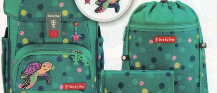 Das Bild zeigt eine Reihe von grünen Rucksäcken und Accessoires mit Schildkrötendesigns, einschließlich eines Rucksacks, einer Tasche und einer kleinen Tasche mit dem Markennamen Step by Step.