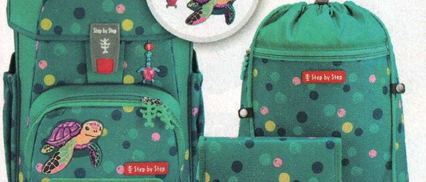 Das Bild zeigt eine Reihe von grünen Rucksäcken und Accessoires mit Schildkrötendesigns, einschließlich eines Rucksacks, einer Tasche und einer kleinen Tasche mit dem Markennamen Step by Step.