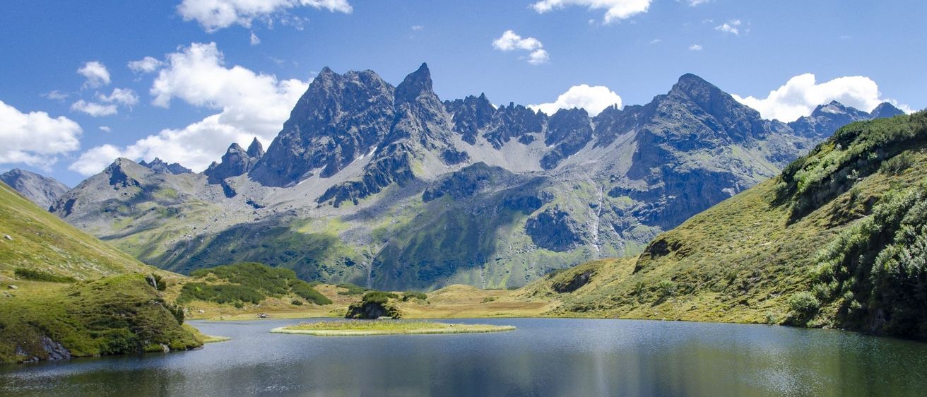 Bild enthält, Nature, Outdoors, Scenery, Landscape, Mountain, Mountain Range, Panoramic, Lake, Water, Peak