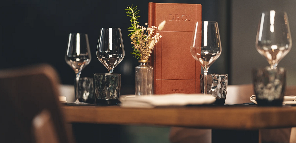 Bild enthält, Glass, Alcohol, Beverage, Liquor, Wine, Wine Glass, Outdoors, Nature, Tabletop, Countryside