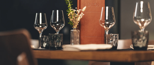 Bild enthält, Glass, Alcohol, Beverage, Liquor, Wine, Wine Glass, Outdoors, Nature, Tabletop, Countryside